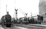 Warten auf den nächsten Einsatz im Bw Köln Bbf: 38 3101 (Bw Mainz), 38 3254 (Bw Wanne-Eickel), 17 289 (Bw Köln-Deutzerfeld) und 03 136 (Bw Gießen). (21.03.1936) <i>Foto: DLA Darmstadt</i>
