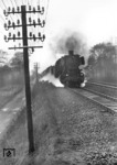 Bei regnerischem Wetter nähert sich 50 1917 (Bw Hamburg-Eidelstedt) vor einem Güterzug Königsmoor zwischen Tostedt und Rotenburg/Wümme. (14.02.1960) <i>Foto: Walter Hollnagel</i>
