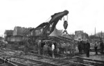 Im Jahre 1937 wurde der Oberbau der 270 m langen Moselbrücke zwischen Koblenz Hbf und Lützel komplett erneuert. Dabei kam dieser Arbeitszug mit einer pr. P 8 (Baureihe 38.10) zum Einsatz. (1937) <i>Foto: RVM</i>