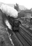 044 568-4 (44 568) mit einem Durchgangsgüterzug auf der Moselstrecke bei Hatzenport. (04.1969) <i>Foto: Peter Deicke</i>