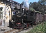 298.25 vor Güterzug 76859 beim Wassernehmen im Bahnhof Grünburg auf der Steyrtalbahn. (13.10.1976) <i>Foto: Peter Schiffer</i>