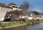Vor der schönen Stadtkulisse von Grünburg und der Steyr dampft 298.25 mit Güterzug 76859 dahin. (13.10.1976) <i>Foto: Peter Schiffer</i>