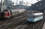 491 001 ("Der Gläserne Zug") fährt in den Kölner Hauptbahnhof ein. Daneben verlässt die Dieringhausener 211 232 mit dem damals 3x (!) täglich verkehrenden Postpendelzug von Deutzerfeld-Posthof nach Köln-Betriebsbahnhof. (08.10.1976) <i>Foto: Peter Schiffer</i>