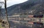 In der Saale bei Uhlstädt spiegelt sich der vorbeifahrende D 504 (Saalfeld - Berlin), geführt von 01 0529-6. (18.04.1978) <i>Foto: Peter Schiffer</i>