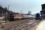 132 351-8 überholt vor D 303 (Berlin - München) den am Außenbahnsteig wartenden P 3003 nach Saalfeld mit 01 0533-8. (18.04.1978) <i>Foto: Peter Schiffer</i>