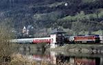 Eine unbekannte 132 passiert vor D 302 (München - Berlin) das Wärterstellwerk "Us" in der Südeinfahrt von Uhlstädt. (18.04.1978) <i>Foto: Peter Schiffer</i>