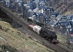 95 0045-5 rollt mit einem kurzen Nahgüterzug vor der Kulisse von Oberlauscha talwärts.  (19.04.1978) <i>Foto: Peter Schiffer</i>