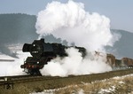 Nach einer Überholung in Uhlstädt bringt 41 1182-9 (41 182) den Dg 55445 bei Etzelwang wieder in Fahrt. (18.02.1983) <i>Foto: Wolfgang Bügel</i>
