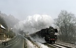 41 1182-9 (41 182) rauscht vor Dg 55445 an der autofreien B 88 vorbei durch Dornburg an der Saale. (18.02.1983) <i>Foto: Wolfgang Bügel</i>