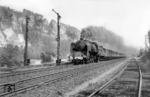 CSD-Lok 387.021 vor D 63 (Prag - Berlin) vor der Bastei im Elbsandsteingebirge. (1942) <i>Foto: Werner Hubert</i>