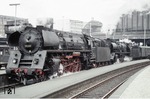 Mit gemeinsamer Kraft verlassen 01 510 + 03 254 vor einem Schnellzug nach Berlin den Hamburger Hauptbahnhof. (1968) <i>Foto: K.D.Hensel</i>
