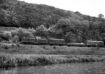 290 137-9 mit einem Übergabezug nach Künzelsau am Kocherufer zwischen Forchtenberg und Weißbach. (27.09.1969) <i>Foto: Wolfgang Bügel</i>