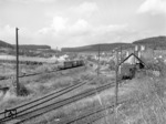 Ein vierteiliger Schienenbus (VT 95) aus Wiebelsbach-Heubach erreicht den Bahnhof Höchst im Odenwald. Im Vordergrund die 1973 stillgelegte Strecke nach Mömlingen. (01.10.1966) <i>Foto: Wolfgang Bügel</i>