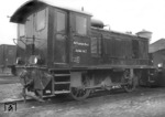 Nach einem kleinen Rangierunfall wartet Werklok Nr. 2 (ex V 20) des Aw Paderborn-Nord im Ausbesserungswerk Opladen auf Ausbesserung. (07.1956) <i>Foto: Slg. Eisenbahnstiftung</i>