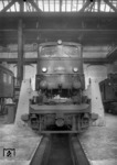 Zusammensetzen von Lokkasten und Rahmen im Aw Opladen. (1964) <i>Foto: Slg. Eisenbahnstiftung</i>