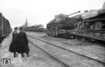 Abtransport von (beschädigten) deutschen Panzern, verladen auf neuen SSyms-Wagen der Reichsbahn, in der Nähe von Kirowograd/Ukraine. (11.1943) <i>Foto: Walter Hollnagel</i>