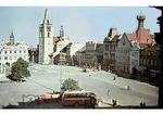 Ein Omnibus der Deutschen Reichsbahn auf dem Marktplatz in Leitmeritz/Nordböhmen (heute tschech. Litoměřice) vor der Kulisse von Rathaus und Allerheiligen Kirche. (1938) <i>Foto: RVM</i>