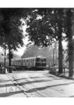 Ein S-Bahnzug von Potsdam nach Erkner bei Kohlhasenbrück (zwischen Griebnitzsee und Wannsee). Der Bahnübergang führt über den Königsweg unmittelbar an der Stadtgrenze. Viele Jahre lang lag dieser Bereich im Grenzgebiet zwischen der DDR und dem Westteil Berlins. Der Bahnübergang wurde nach der Wiedervereinigung nicht wieder hergestellt. (1937) <i>Foto: RVM</i>