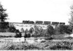 Ein Personenzug mit einer pr. P 6 (Baureihe 37) überquert die Küddow in der Nähe von Schneidemühl (heute poln. Piła). (1932) <i>Foto: RVM</i>
