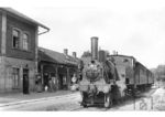 98 7306 im Endbahnhof Cadolzburg der 13 km langen Stichstrecke von Fürth über Zirndorf. Bei der Lok handelt es sich um ein ehemaliges Fahrzeug der Lokalbahn Aktien-Gesellschaft (LAG Nr. 24), eine von elf Maschinen, die 1938 von der Reichsbahn übernommen wurden. (13.06.1939) <i>Foto: DLA Darmstadt</i>