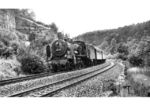 38 1913 mit einem Personenzug bei Homburg an der Saar. Die Lok war wahrscheinlich die letzte DB-P8 mit Wagner-Blechen und Rauchkammer-Zentralverschluß. (06.1960) <i>Foto: Slg. Eisenbahnstiftung</i>