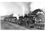 38 2225 vom Bw Dieringhausen wartet mit abblasenden Sicherheitsventilen im Bahnhof Rösrath vor P 1166 auf Ausfahrt nach Köln. (24.02.1951) <i>Foto: Carl Bellingrodt</i>