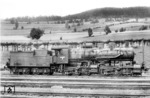 51 003 (ex CSD 623 003 der vormals Kaschau-Oberberger-Eisenbahn) im Bw Nieder-Lindewiese (tschech. Dolní Lipová). Die Malletloks verkehrten auf der Strecke von Freiwaldau (Jeseník) nach Hannsdorf (Hanušovice), die wegen der komplizierten Trassierung über den Ramsauer Sattel auch als Schlesischer Semmering (Slezský Semmering) bekannt wurde. (10.08.1942) <i>Foto: RVM Berlin</i>