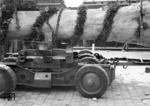 Einfaltsreiche Sicherungsbefestigungen eines Maibaums auf dem Fahrzeuggestell eines Culemeyer-Straßenrollers auf dem Tranport vom Schwarzwald nach Berlin. (28.04.1934) <i>Foto: RVM</i>
