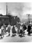 Ferienverkehr im Bahnhof Salzburg. Im Hintergrund wartet eine 64er auf den Abfahrauftrag. (1938) <i>Foto: RVM</i>
