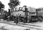 Verladen des Abschußsteines für die Hindenburg-Gruft im Tannenberg-Denkmal am Bahnhof Hohenstein (heute poln. Olsztynek) auf einen Culemeyer-Straßenroller. (1934) <i>Foto: RVM</i>