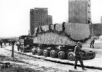 Ankunft des Abschlußsteines am Tannenberg-Denkmal in Ostpreußen. (1934) <i>Foto: RVM</i>