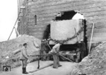 Um den Abschlußstein für die Hindenburg-Gruft in die Anlage des Tanneberg-Denkmals hineinfahren zu können, musste das Eingangstor ad hoc verbreitert werden. (1934) <i>Foto: RVM</i>
