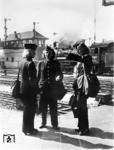 Zugbegleiterinnen in Frankfurt/M Hbf. Im Hintergrund fährt unbemerkt eine P8 vorbei. (1942) <i>Foto: RVM (Trost)</i>
