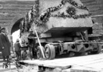 Ankunft des Abschlußsteines für die Hindenburg-Gruft im Tannenberg-Denkmal (Ostpreußen). (1934) <i>Foto: RVM</i>
