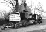 Transport der Olympia-Glocke von Bochum nach Berlin. Seitlich ist das Logo der Spiele 1936 zu erkennen, das von dem Künstler Johannes Boehland entworfen wurde. Es zeigt die 5 olympischen Ringe, einen Adler und das Brandenburger Tor, ergänzt mit der Inschrift „Ich rufe die Jugend der Welt!". Die Olympia-Glocke wurde zu einem der zentralen Symbole der XI.Olympiade in Berlin. (1936) <i>Foto: RVM</i>