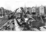 Unter dem regen Anteil der Bevölkerung wird die neue Wupperbrücke in der östlichen Bahnhofsausfahrt von Wuppertal-Oberbarmen eingesetzt. (13.08.1950) <i>Foto: Carl Bellingrodt</i>