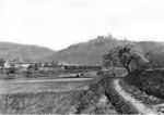 Ein Personenzug auf der Strecke Düren - Heimbach unterhalb der Burgruine Nideggen. (1937) <i>Foto: RBD Köln (Felten)</i>
