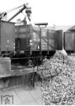 Entladung von Zuckerrüben mittels einer Hochdruckwasseranlage aus dem Om-Wagen "Esn 37040". Das Bild entstand vermutlich im Raum Euskirchen. (1940) <i>Foto: RBD Köln (Felten)</i>