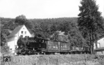 Lok 22 der Kreis-Altenaer-Eisenbahnbahn (KAE) mit einem Güterzug bei Nieder-Brüninghaus. (18.08.1959) <i>Foto: Carl Bellingrodt</i>
