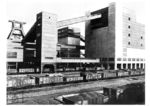 Kohlenzüge in der damals hochmodernen Schachtanlage Zollverein, Schacht XII, rechts das Gebäude der Kohlenwäsche (heute Ruhrmuseum und Weltkulturerbe). (1934) <i>Foto: RVM</i>