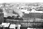Eine "Tele"-Blick vom Kirchturm Groß St. Martin auf eine unbekannte P 8 (Baureihe 38.10), die im Kölner Hauptbahnhof auf Ausfahrt wartet. Vorne befährt eine Straßenbahn die Rampenauffahrt zur Hohenzollernbrücke. (1938) <i>Foto: RBD Köln (Felten)</i>