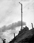 Die beim Bw Wuppertal-Vohwinkel beheimatete 58 1577 passiert das dreiflügelige Einfahrsignal von Köln-Kalk-Nord. (1938) <i>Foto: RBD Köln (Felten)</i>