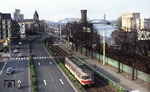 Blick von der Severinsbrücke auf den Triebwagen ET 202 der Köln-Bonner-Eisenbahn (KBE), der wegen seines silber-roten Anstrichs den Spitznamen "Silberpfeil" erhielt. Im Hintergrund die Hohenzollernbrücke mit St.Maria Lyskirchen und Malakopffturm. (09.04.1978) <i>Foto: Peter Schiffer</i>