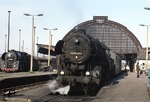 Die 1965 im RAW Stendal aus 52 6873 rekonstruierte 52 8146-4 wartet in Gera Hbf vor P 9075 nach Altenburg auf Ausfahrt. Links macht sich 01 0508-0 vor P 8015 nach Saalfeld bereit. (10.10.1978) <i>Foto: Peter Schiffer</i>