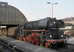 Die 1964 im RAW Meiningen aus 01 219 rekonstrierte 01 0525-4 (01 525) vor P 3025 (Leipzig - Saalfeld) im Bahnhof Gera. (10.10.1978) <i>Foto: Peter Schiffer</i>