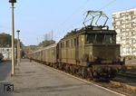 244 105-3 (E 44 105) vor einem Personenzug nach Espenhain in Leipzig-Bayerischer Bahnhof. (11.10.1978) <i>Foto: Peter Schiffer</i>