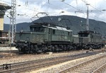193 004 und 194 046 warten im Bahnhof Gesilingen auf den nächsten Schubeinsatz über die Geislinger Steige. (07.09.1978) <i>Foto: Peter Schiffer</i>