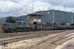 193 006 passiert mit einem Kranzug die wartenden Schiebeloks 193 004 (und 194 046) vor dem Fahrdienstleiterstellwerk Geislingen/Steige. (07.09.1978) <i>Foto: Peter Schiffer</i>
