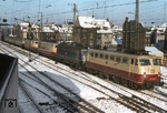 Blick vom Kölner Fahrdienstleiterstellwerk "Kf" auf einen Lokzug von Köln Bbf nach -Deutzerfeld mit 112 499, 110 427, 103 135 und einer weiteren 103. (06.01.1979) <i>Foto: Peter Schiffer</i>