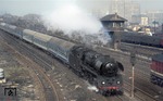03 0046-7 (03 1046) verlässt vor D 270 "Meridian" (Belgrad - Malmö) den Berliner Ostbahnhof. Die Lok wird bis Saßnitz am Zug bleiben. (04.04.1979) <i>Foto: Peter Schiffer</i>